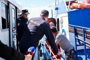 Транспортные полицейские проверяют документы у судоводителя