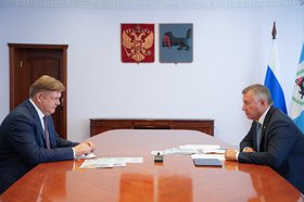 Анатолий Серышев и Игорь Кобзев. Фото пресс-службы правительства Иркутской области