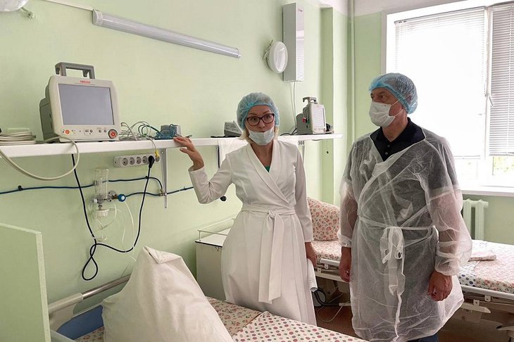 Глава минздрава в Усть-Илимской больнице. Фото пресс-службы правительства Иркутской области