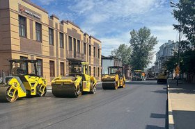 Кладка асфальта. Фото пресс-службы администрации Иркутска
