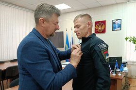 Виктору Бажанову вручили медаль «За отвагу». Фото из соцсетей администрации Нижнеудинского района