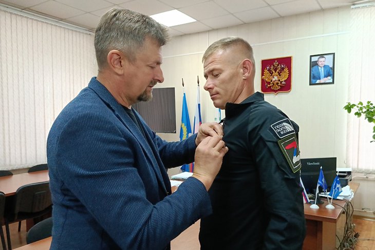 Виктору Бажанову вручили медаль «За отвагу». Фото из соцсетей администрации Нижнеудинского района