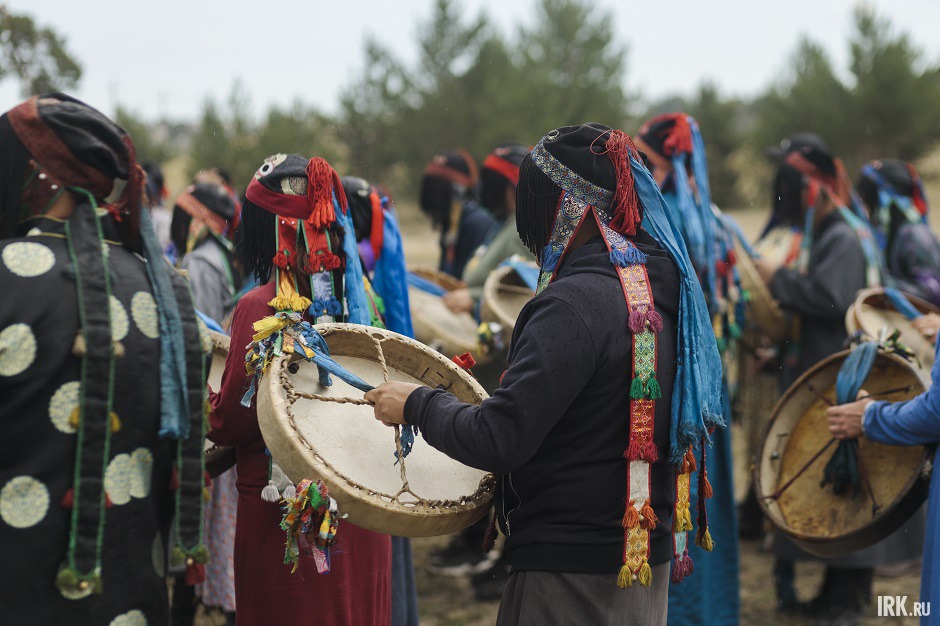 Каждый шаман ударами в бубен призывал 13 северных Хатов