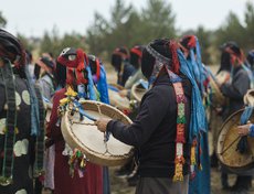 Каждый шаман ударами в бубен призывал 13 северных Хатов