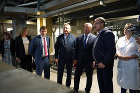 Игорь Кобзев посетил «Иркутский Масложиркомбинат». Фото пресс-службы правительства региона