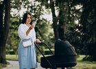 Мать с коляской. Фото пользователя senivpetro с сайта freepik.com*