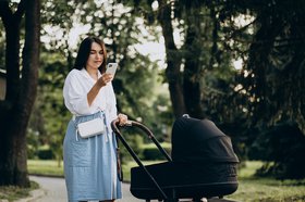 Мать с коляской. Фото пользователя senivpetro с сайта freepik.com*