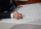 Макет бюллетеня подписал в печать председатель облизбиркома. Фото пресс-службы комиссии