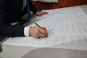 Макет бюллетеня подписал в печать председатель облизбиркома. Фото пресс-службы комиссии