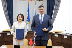 Госпожа Чан Цин и Руслан Болотов. Фото пресс-службы администрации Иркутска