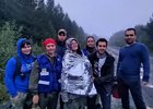 Женщина с волонтерами. Фото пресс-службы ГУ МВД России по Иркутской области