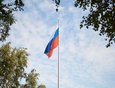 Размер полотнища российского флага составляет два на три метра и три на четыре с половиной метра. Триколор изготовлен из флажной сетки.