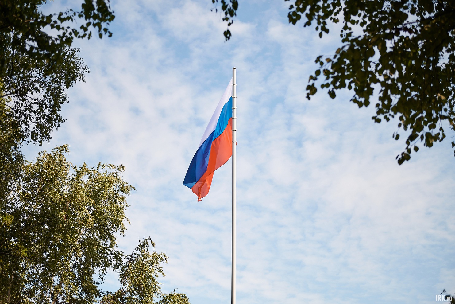 Размер полотнища российского флага составляет два на три метра и три на четыре с половиной метра. Триколор изготовлен из флажной сетки.