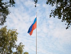 Размер полотнища российского флага составляет два на три метра и три на четыре с половиной метра. Триколор изготовлен из флажной сетки.