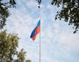 Размер полотнища российского флага составляет два на три метра и три на четыре с половиной метра. Триколор изготовлен из флажной сетки.