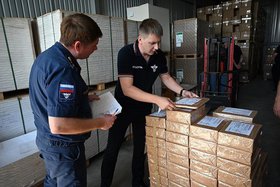 Изготовленные бюллетени передали спецсвязи. Фото избирательной комиссии Иркутской области
