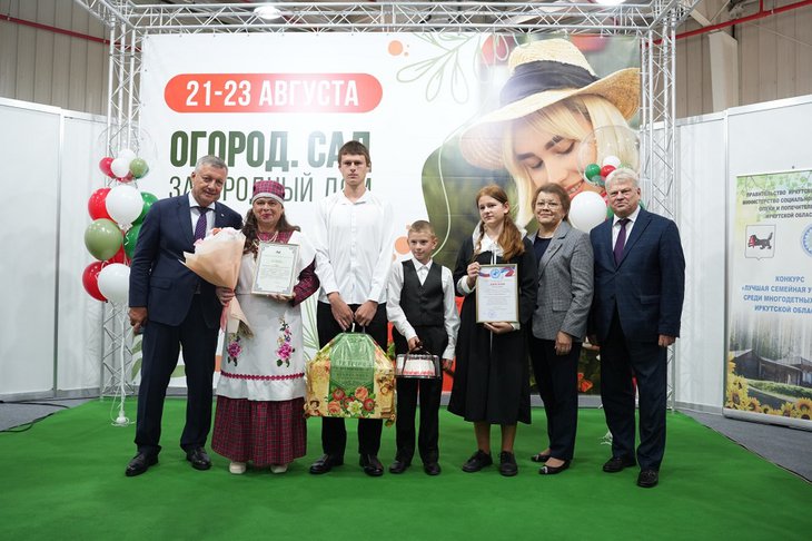 Награждение. Фото пресс-службы правительства Иркутской области