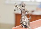 Статуэтка Фемиды в суде. Фото Ильи Татарникова из архива IRK.ru