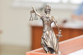 Статуэтка Фемиды в суде. Фото Ильи Татарникова из архива IRK.ru
