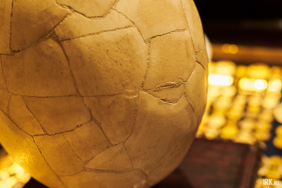 Это восстановленное яйцо, которое состоит из разных кусочков скорлупы. Фото Маргариты Романовой, IRK.ru