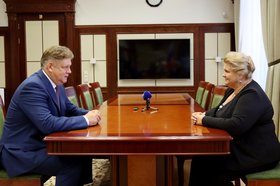 Анатолий Серышев и Елена Малышева. Фото пресс-службы правительства Иркутской области