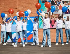 Торжественную программу украсило выступление ансамбля «Вдохновение» с номером «Российский Триколор».