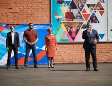 В мероприятии приняли участие руководитель регионального исполкома партии «Единая Россия» Дмитрий Брянский, депутат думы Иркутска Иван Брилка, директор школы № 4 Альбина Алексеева, губернатор Иркутской области Игорь Кобзев.