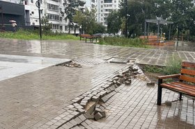 Провалившаяся плитка в сквере «Ирис». Фото пресс-службы администрации Иркутска