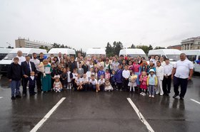 Многодетные семьи получили автомобили. Фото пресс-службы правительства Иркутской области