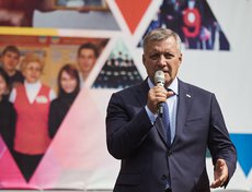 Игорь Кобзев подчеркнул, что сегодня флаг России стал одним из важнейших символов спецоперации: «Сегодня наши бойцы, защищая наш государственный суверенитет, идя в атаку, выполняя боевые задания, возле сердца хранят триколор».