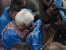 Божествам подносили синие хадаки — ритуальные шарфы