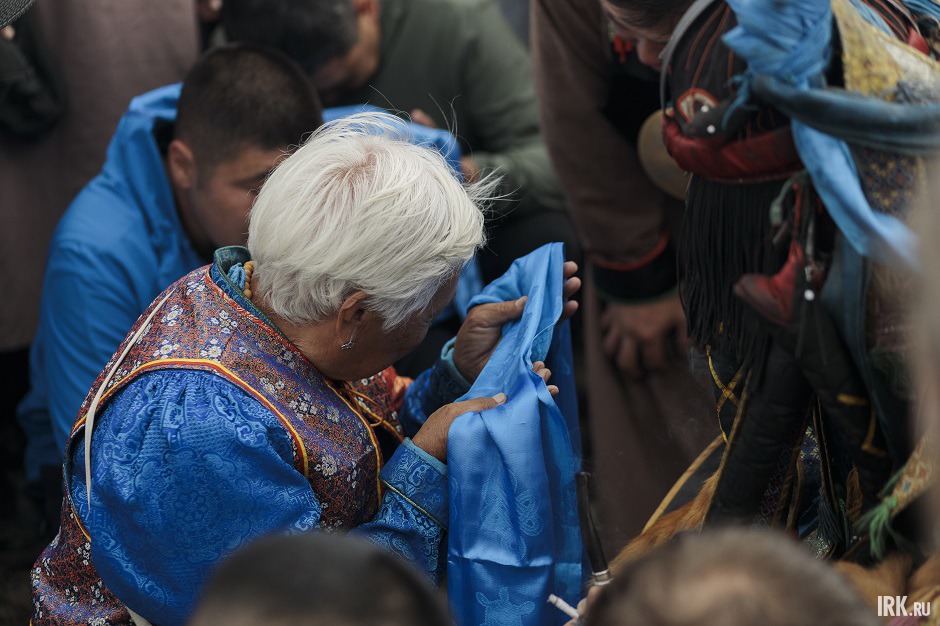 Божествам подносили синие хадаки — ритуальные шарфы