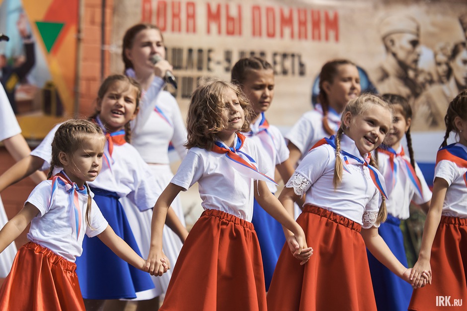 С Днём российского флага музыкальным номером поздравили учащиеся школы № 4.