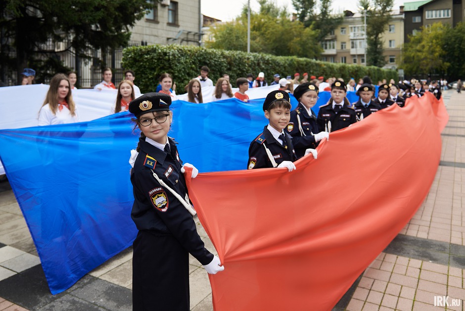 В завершении праздника волонтёры развернули бело-сине-красное полотнище длиной 25 метров.