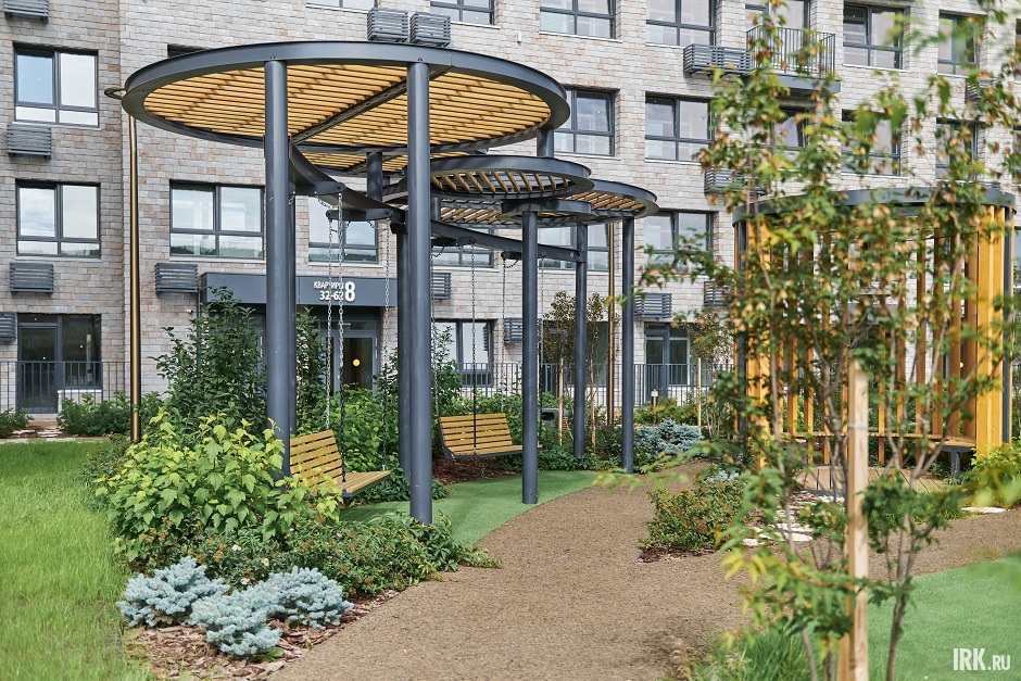 На территории ЖК высажено около четырех тысяч растений