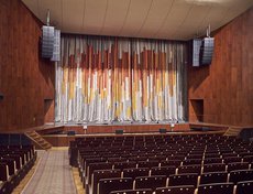 Теперь кресла гармонируют по цвету с занавесом, который, кстати, тоже обновили недавно — в сентябре 2024 года.
