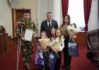 Семья Максименко с губернатором Игорем Кобзевым. Фото пресс-службы правительства региона
