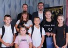 Депутаты вручили детям портфели. Фото IRK.ru