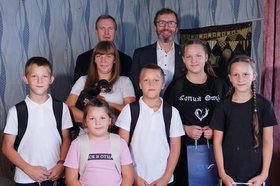 Депутаты вручили детям портфели. Фото IRK.ru