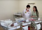 Роженица, врач и младенцы. Скриншот видео из телеграм-канала Игоря Кобзева