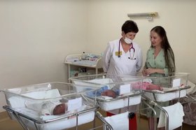 Роженица, врач и младенцы. Скриншот видео из телеграм-канала Игоря Кобзева