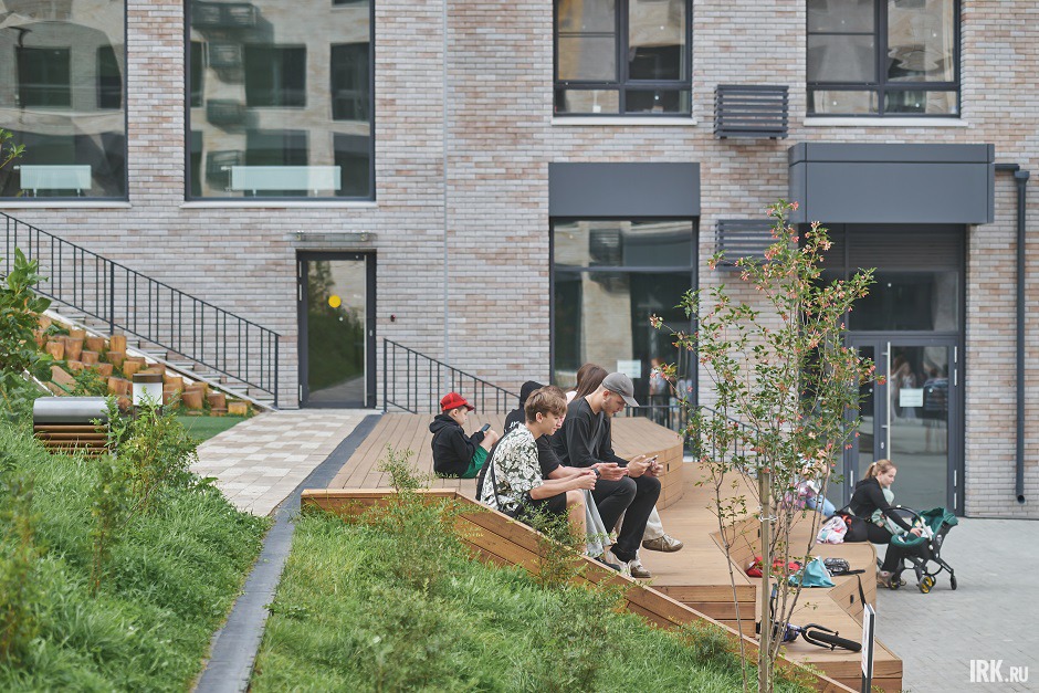 Иркутяне отдыхают около фонтана