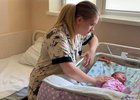 Мать с ребенком. Фото пресс-службы правительства Иркутской области