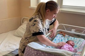 Мать с ребенком. Фото пресс-службы правительства Иркутской области