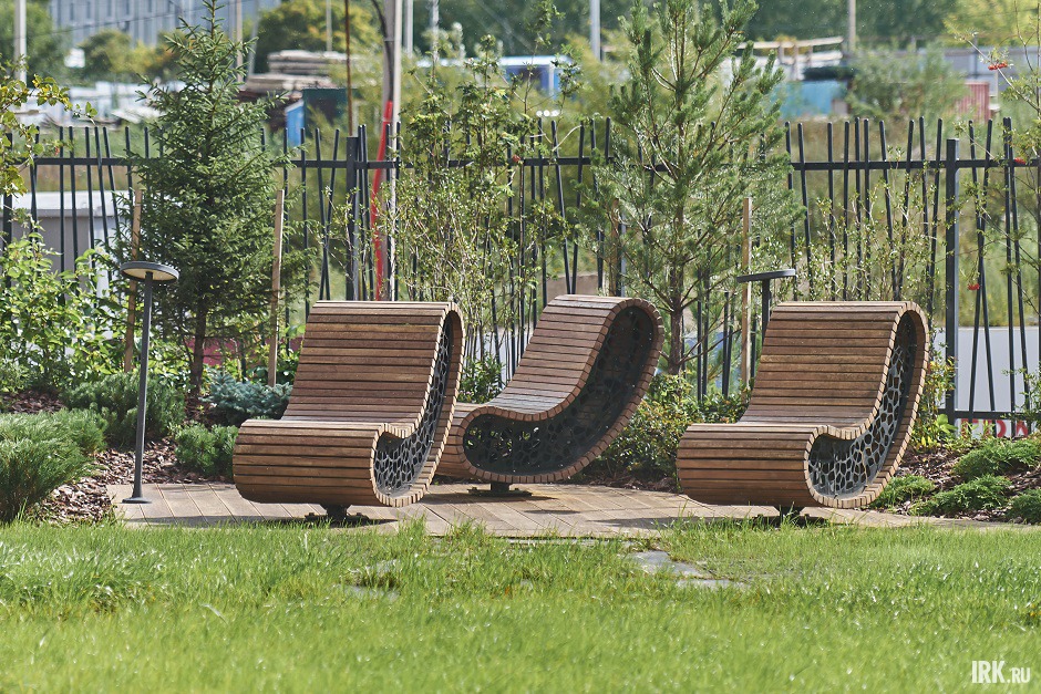 Лежаки во дворе