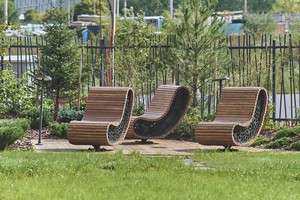 Лежаки во дворе