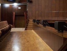 Дополнительные колонки появились на балконе и у первого ряда. Это позволит зрителям лучше слышать артистов со сцены.