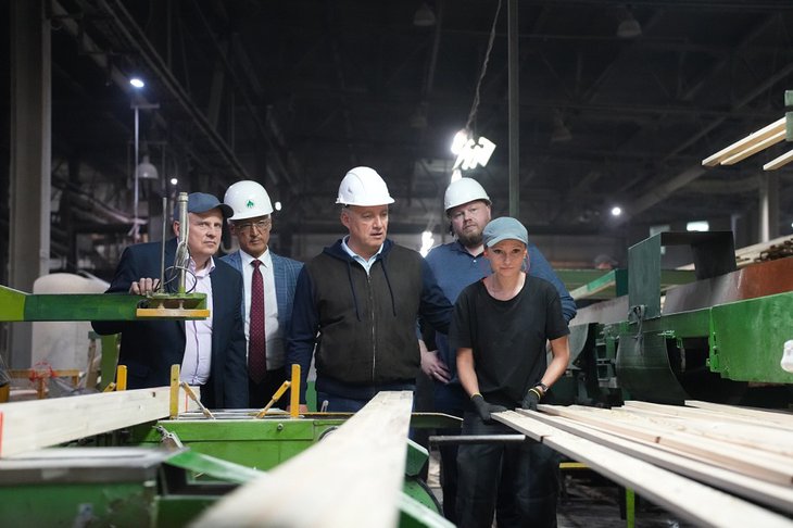 Игорь Кобзев посетил ООО «ТМ Байкал». Фото пресс-службы правительства Иркутской области