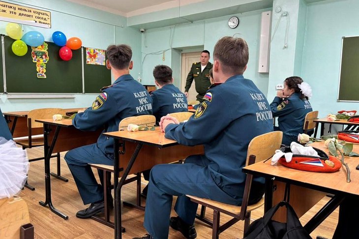 Ветераны СВО поздравили школьников и студентов с 1 сентября. Фото пресс-службы правительства региона