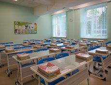 В нем оборудованы учебные классы, библиотека, конференц-зал, кабинеты психолога и логопеда, медицинский блок.